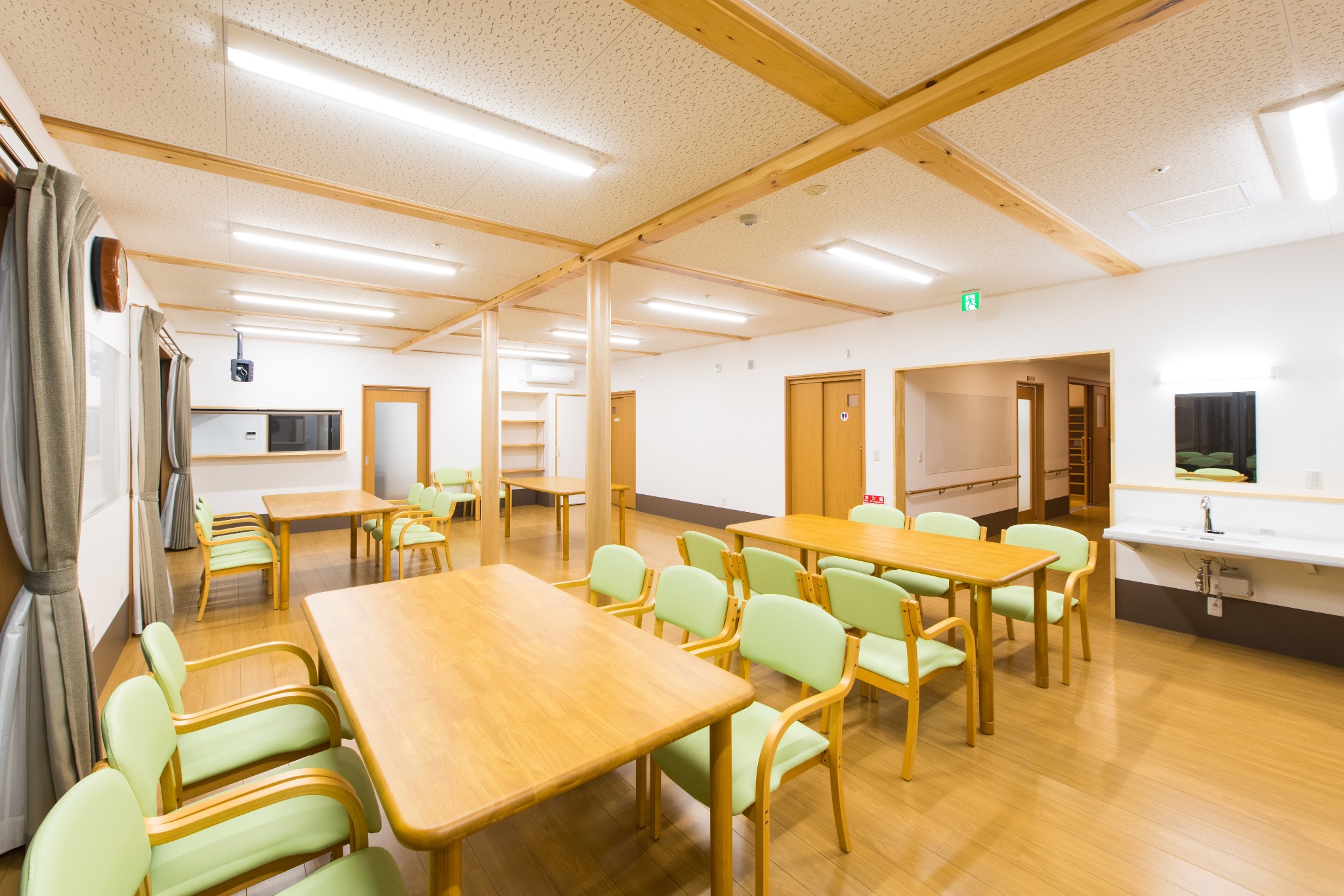 苓州の里デイサービスセンターの明るく広い施設内
